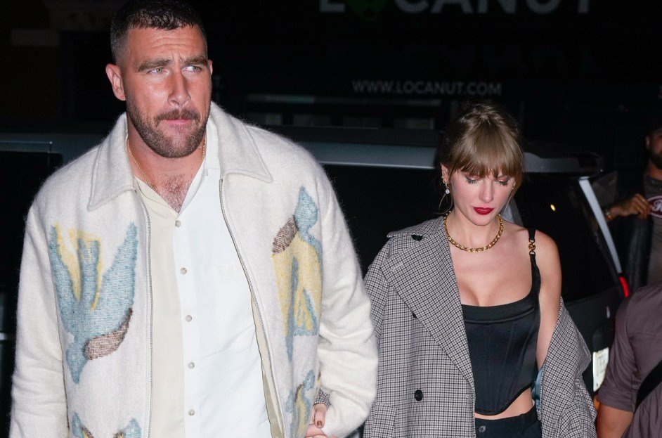 Taylor Swift Holding Hands With Travis Kelce